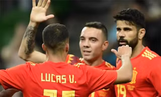 Aspas (giữa) cứu cho Tây Ban Nha khỏi một trận hòa tẻ nhạt.