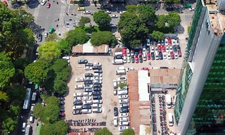 Lô đất 5.000 m2 đã được giao để triển khai dự án từ nhiều năm nay nhưng hiện vẫn làm bãi đỗ xe. Ảnh: Như Quỳnh.