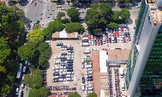 Lô đất 5.000 m2 đã được giao để triển khai dự án từ nhiều năm nay nhưng hiện vẫn làm bãi đỗ xe. Ảnh: Như Quỳnh.
