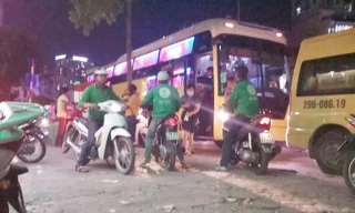 Nhà xe Hà Sơn – Hải Vân chạy tuyến cố định có đăng ký lốt ở bến cũng tìm cách lách luật hoạt động đón trả khách, chở hàng chủ yếu ở các phòng vé, bến cóc. Ảnh: Chụp tối ngày 5/7, 2 chiếc xe Hà Sơn – Hải Vân vẫn ngang nhiên đón khách tại văn phòng ở đường 