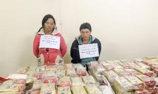 Các đối tượng cùng tang vật bị bắt giữ. Ảnh: Xuân Tư/TTXVN.