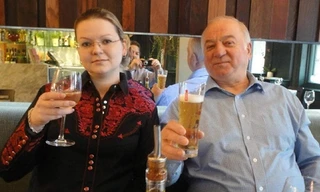 Cựu điện viên hai mang Nga Sergei Skripal và con gái Yulia. Ảnh: Mirror.