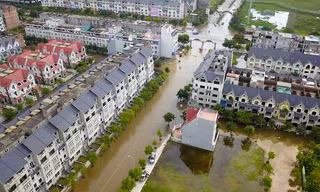 Hỏa tốc ứng phó ngập lụt ở làng biệt thự triệu đô Hà Nội
