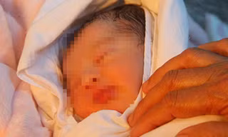 Bé trai 10 ngày tuổi bị bỏ rơi trước bệnh viện. Ảnh: VnExpress.