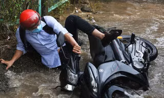 Hai ngày sau mưa lớn, đường ngoại thành Hà Nội vẫn bị ngập