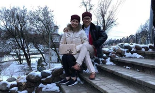 Nghệ sĩ Vượng râu và vợ chụp ảnh tại Thủ đô Matxcova (Nga)