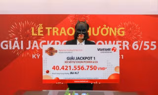 Chị N.T. nhận giải Jackpot 1 trị giá hơn 40 tỷ đồng từ Vietlott.