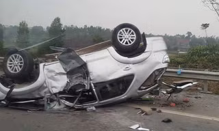 Chiếc xe lật ngửa, móp méo, hư hỏng nặng sau tai nạn. Ảnh: Viết Mai.