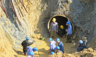 Đường ống nước sạch sông Đà lại gặp sự cố.