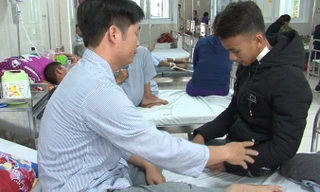 Học sinh Ngô Văn Công vào thăm, xin lỗi và mong thầy tha thứ cho mình tại Bệnh viện hữu nghị Việt Nam-Cu Ba Đồng Hới vào trưa 18/4.