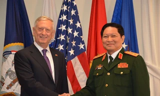 Bộ trưởng Ngô Xuân Lịch và Bộ trưởng Quốc phòng Mỹ James Mattis trong chuyến thăm Mỹ năm 2017. Ảnh: BQP