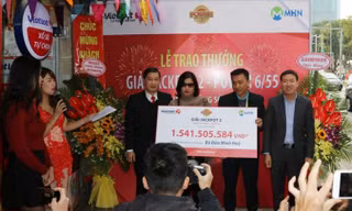 Chị Đào Minh Huệ nhận giải thưởng trị giá hơn 1,5 tỷ đồng.