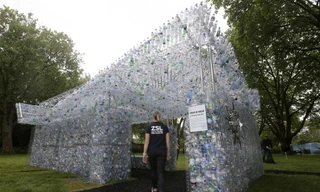 Ngôi nhà đẹp làm từ 15000 chai nhựa bỏ đi