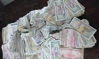 Mang cả thùng tiền lẻ đi đóng thuế rồi phát trực tiếp trên Facebook