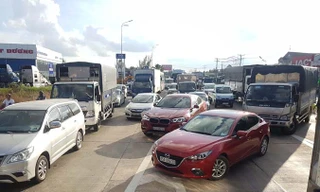 Kẹt xe kéo dài tại trạm BOT Cần Thơ – Phụng Hiệp. Ảnh Nhật Huy.