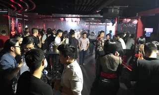 Bản tin 14H: Tiếp viên mặc bikini múa cột trong quán bar Sài Gòn