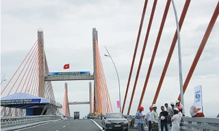 Cầu Bạch Đằng sau ngày hợp long.