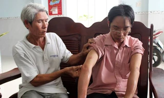  Anh Truyền với vết tích của roi điện tấn công.