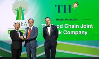 Ông Wolfgang Friess, Tổng Giám đốc Công ty Cổ phần Chuỗi Thực phẩm TH (Tập đoàn TH) nhận Giải thưởng Doanh nghiệp Trách nhiệm Châu Á, hạng mục “Nâng cao Sức khỏe” từ Ban tổ chức.