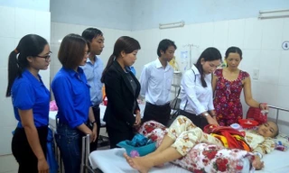 Cán bộ Tỉnh đoàn đến thăm nạn nhân.