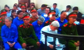 Bị cáo Kiên tranh thủ nghiên cứu tài liệu ngay trước vành móng ngựa.