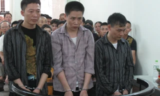 Nhóm côn đồ trong phiên xử ngày 2/7. Ảnh: BH