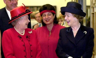 Nữ hoàng Anh Elizabeth đệ nhị (áo đỏ) cùng cựu Thủ tướng Margaret Thatcher