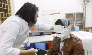 Bác sĩ đang điều trị cho anh Hải tại BV Xanh Pôn