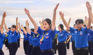 Đoàn viên thanh niên chào cờ Tôi yêu Tổ quốc tôi bên bờ biển Nha Trang 