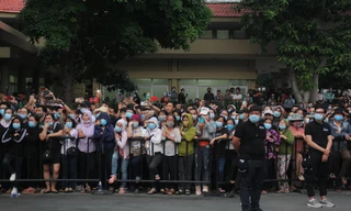 Hàng nghìn người dân chờ dưới mưa dọc đường ra sân bay để chào Chí Tài lần cuối 