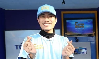 Kiều Minh Tuấn tiết lộ cát-xê thời mới đi làm, phải ăn mì gói của bạn vì dồn tiền giúp em bé mổ tim