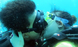 Cận cảnh đám cưới tập thể dưới đại dương