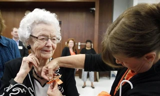 Cụ bà 99 tuổi nhận bằng tốt nghiệp trung học