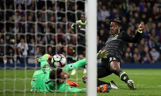 Michy Batshuayi ghi bàn thắng quyết định giúp Chelsea vô địch Premier League mùa này.