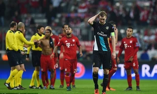 Per Mertesacker của Arsenal sa trận thua 1-5 trước Bayern năm 2015