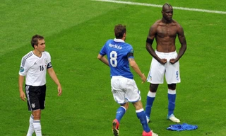 Balotelli từng gieo nỗi kinh hoàng cho người Đức.