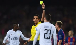 Trọng tài Deniz Aytekin có nhiều quyết định gây tranh cãi ở trận Barcelona vs PSG.