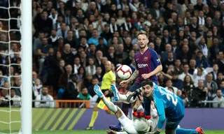 Rakitic ghi bàn giúp Barcelona đánh bại Real Madrid.