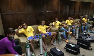 Dàn sao Brazil... thở oxy sau trận đấu.