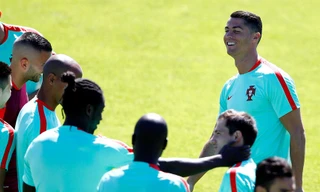 Ronaldo có nghĩa cử cao đẹp trước trận chung kết EURO 2016.