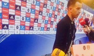 Trọng tài Jesus Gil cầm một túi đồ được Real Madrid tặng.