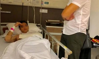 Thủ môn Trần Nguyên Mạnh nằm trong bệnh viện.