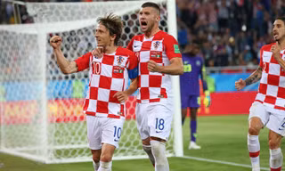 Modric ăn mừng bàn thắng nâng tỷ số lên 2-0.