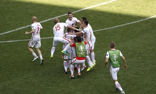 Niềm vui giành vé đi tiếp của các cầu thủ Ba Lan.
