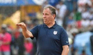 HLV Bruce Arena đã nói lời tạm biệt với chiếc ghế HLV trưởng của ĐT Mỹ.
