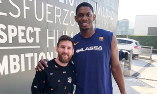 BẢN TIN Thể thao: Messi 'tí hon' bên sao bóng rổ