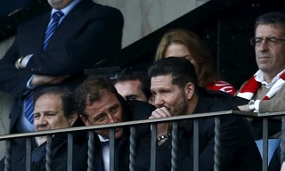 Simeone ngồi trên khán đài theo dõi hiệp hai.