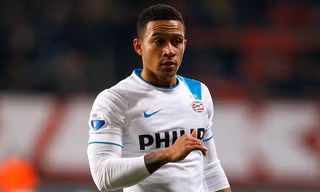 Chưa đến M.U, Depay đã làm Van Gaal phật lòng.