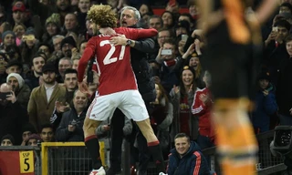 Fellaini ôm chầm lấy HLV Mourinho sau khi ghi bàn vào lưới Hull City.