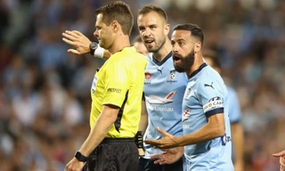 Trọng tài Chris Beath.